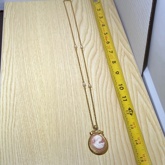 Vintage Avon Pink Cameo Pendant with Gold and Faux Pearl Necklace - Picture 9 of 9